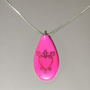 Ciondolo tatuato fucsia con cuore trafitto da frecce