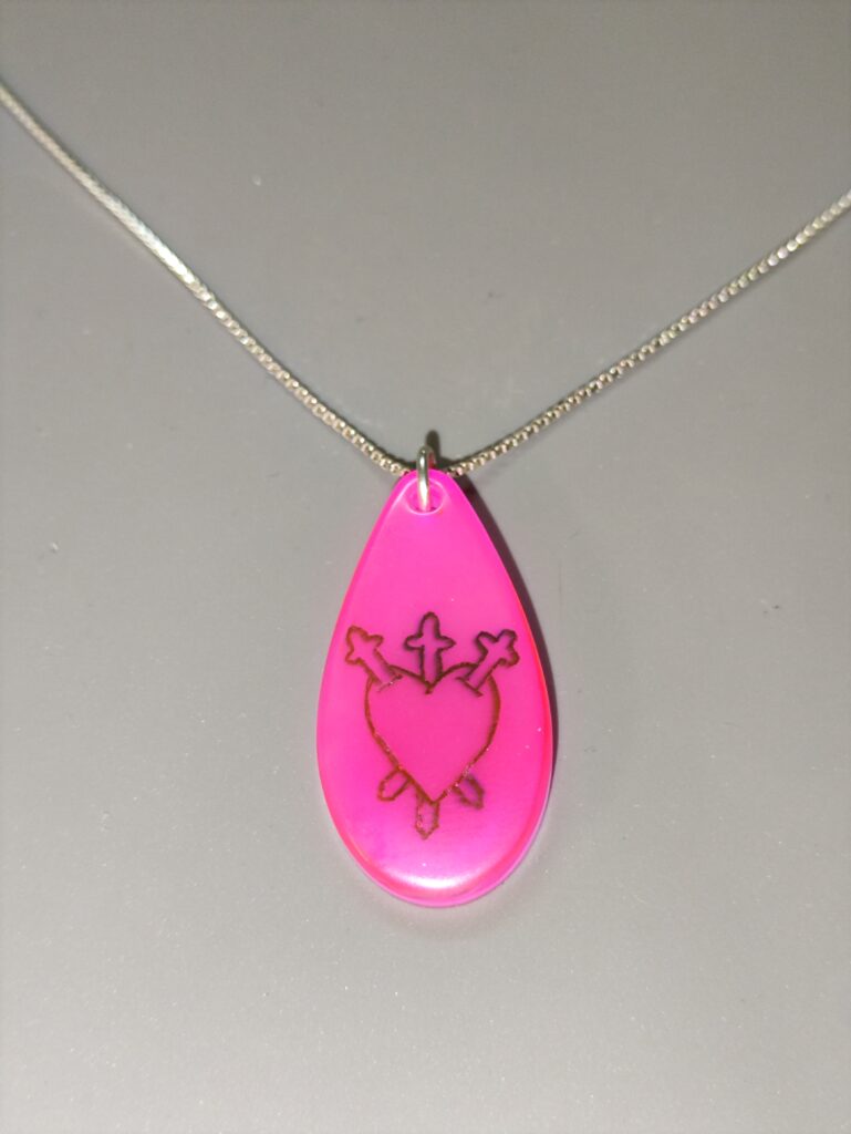 Ciondolo tatuato fucsia con cuore trafitto da frecce